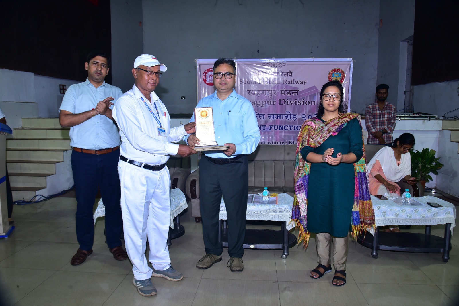 Kharagpur: खड़गपुर मंडल में सेवानिवृत्त रेलकर्मियों का सम्मान, PPO – स्मृति चिह्न पाकर भावुक हुए कर्मचारी