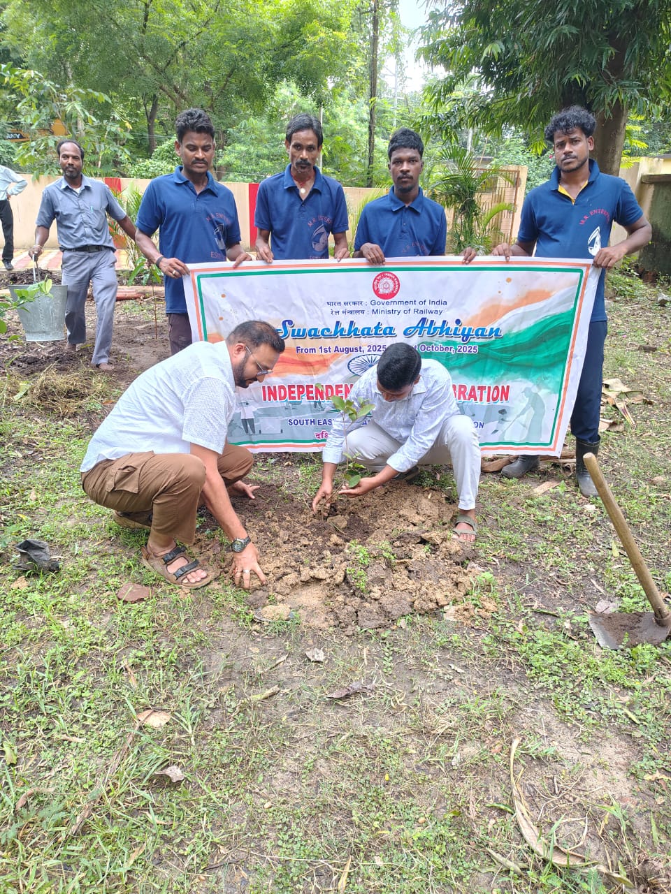 Kharagpur: रेलवे कॉलोनियों में वृक्षारोपण, कॉलोनियों में लगे सैकड़ों पौधे