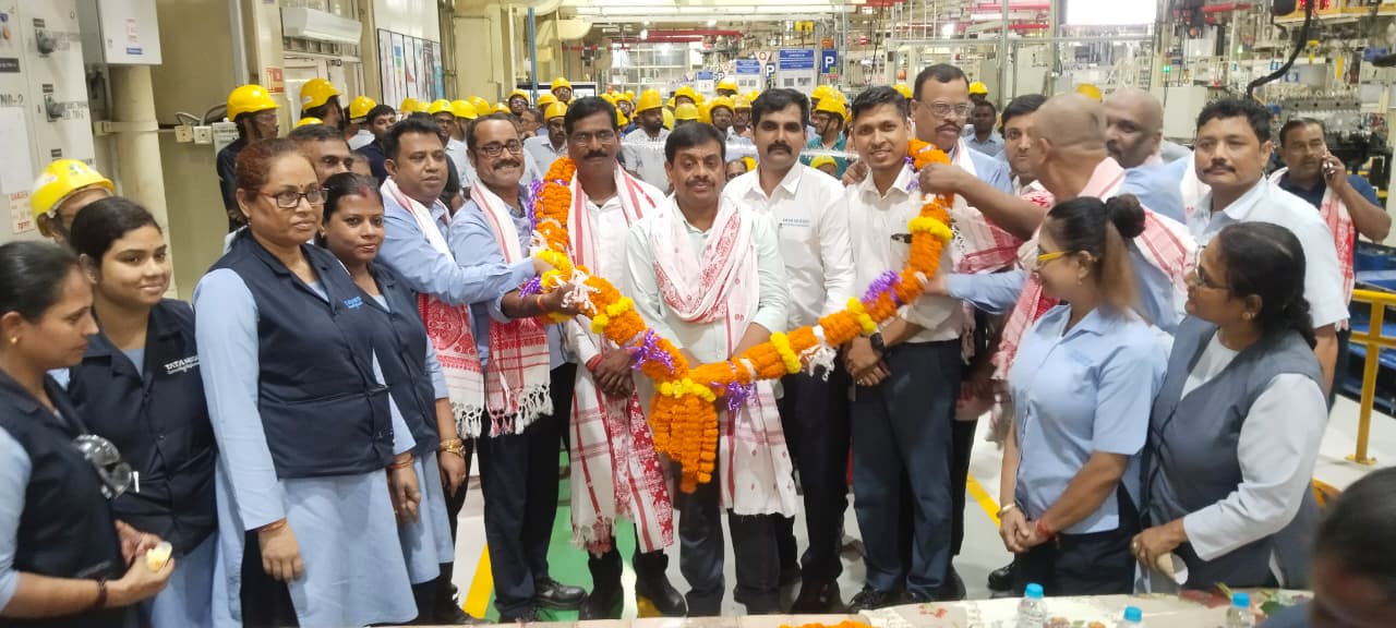 बोनस समझौते के बाद Tata Motors Union नेताओं का डिवीजनों में स्वागत – कटा विशाल केक