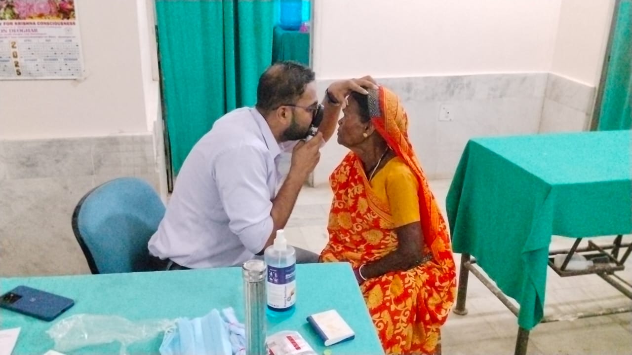 Deoghar: देवघर के पुराने सदर अस्पताल में फिर शुरू हुआ मुफ्त मोतियाबिंद ऑपरेशन