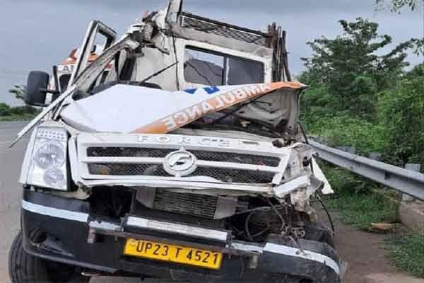 Accident : बेतिया जा रही एंबुलेंस की हजारीबाग में खड़े ट्रक से टक्कर, 1 की मौत, 3 गंभीर रूप से घायल