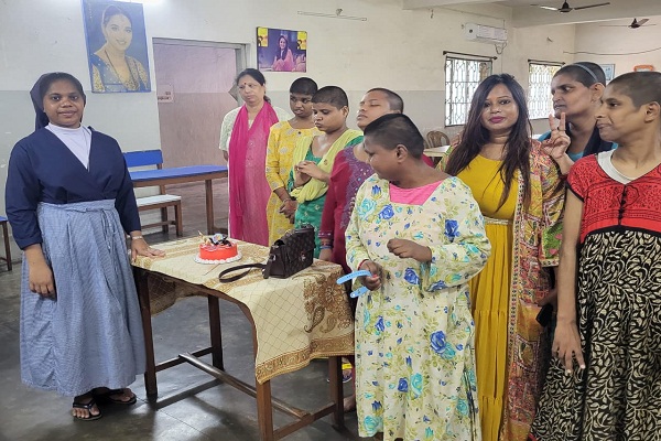 Jamshedpur : कवयित्री अंकिता सिन्हा ने चेशायर होम में दिव्यागों संग बांटी जन्म दिन खुशियां