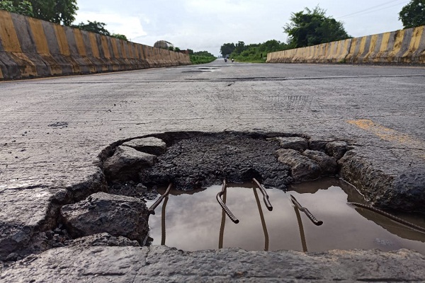 Baharagora : एनएच 18 पर पुलिया क्षतिग्रस्त, बाहर निकला सरिया दुर्घटना को कर रहा आमंत्रित