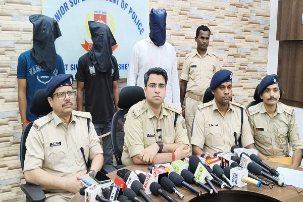 Jamshedpur : किताडीह गोलीबारी का पुलिस ने किया खुलासा, तीन गिरफ्तार, मुख्य आरोपी अब भी फरार