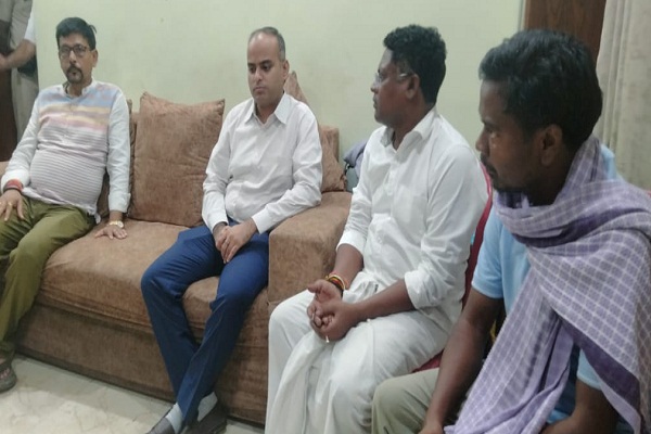 tribute to ramdas soren : रामदास सोरेन के परिजनों से मिले उपायुक्त, जतायी संवेदना