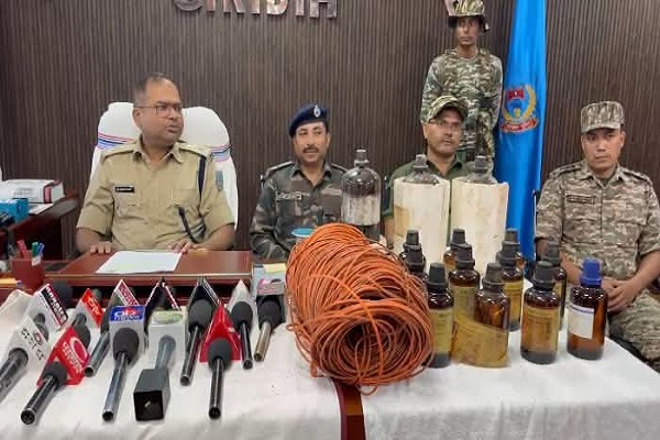 Giridih : नक्सलियों की बड़ी साजिश नाकाम, पारसनाथ के जंगल से 300 मीटर इलेक्टि्क वायर और 13 लीटर विस्फोटक रसायन बरामद