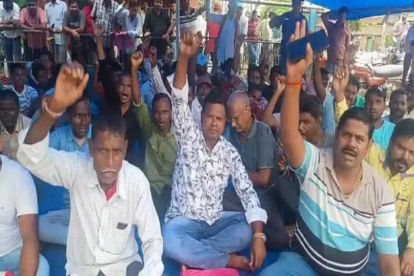 HCL के खिलाफ पूर्व कर्मचारियों का धरना, बोले ‘वादा पूरा नहीं हुआ तो करेंगे आंदोलन’