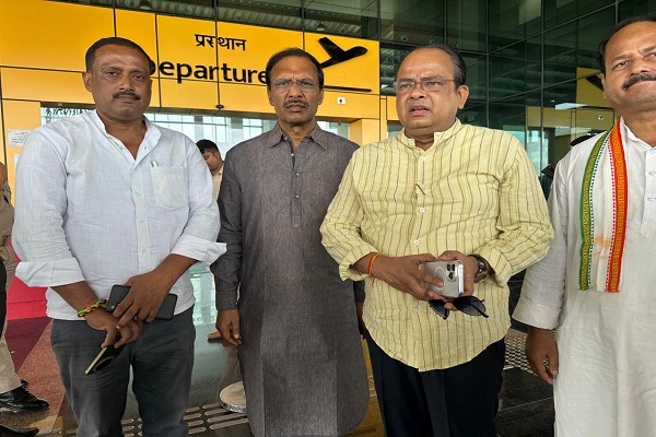 Deoghar : इलाजरत शिक्षा मंत्री को बेहतर चिकित्सीय सुविधा उपलब्ध कराने को दिल्ली रवाना हुए स्वास्थ्य मंत्री