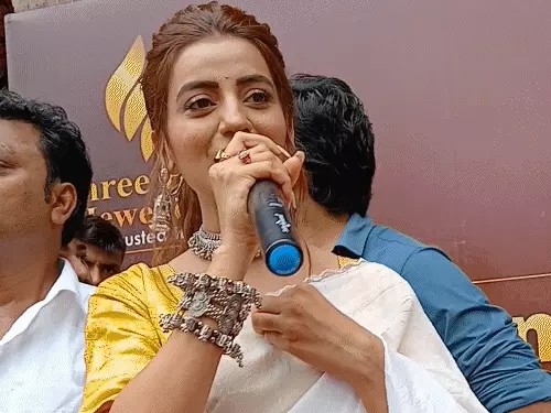 Bihar: आरा में अक्षरा सिंह का जलवा, भीड़ हुई बेकाबू – पुलिस को चलानी पड़ी लाठी