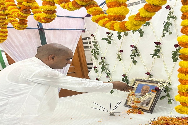 Jamshedpur : बागबेड़ा में कांग्रेस नेता के पिता की पुण्यतिथि पर लोगों ने अर्पित की श्रद्धांजलि