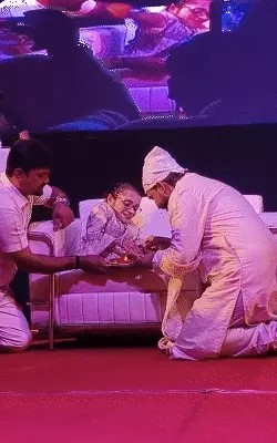 Raksha Bandhan 2025: रक्षाबंधन पर Bihar में खास नजारा, खान सर ने परोसा 156 व्यंजन – तेजस्वी मांग रहे Vote