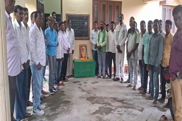 Chandil : नीमडीह प्रखंड के झामुमो कार्यकर्ताओं ने दिवंगत गुरूजी शिबू सोरेन को दी श्रद्धांजलि