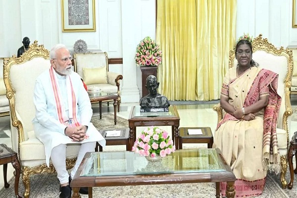 New Delhi : अचानक राष्ट्रपति द्रौपदी मुर्मु से मिलने पहुंचे PM मोदी, कई गंभीर मुद्दों पर की मंत्रणा