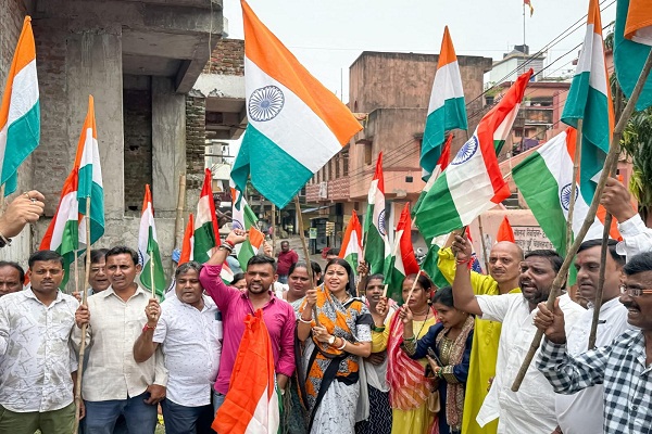 Jamshedpur : हर घर तिरंगा अभियान में शामिल हुईं विधायक पूर्णिमा साहू, लोगों से घरों में तिरंगा लगाने की अपील की