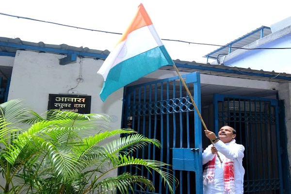 har ghar tiranga अभियान के तहत पूर्व मुख्यमंत्री रघुवर दास ने एग्रिको स्थित आवास पर फहराया राष्ट्रीय ध्वज