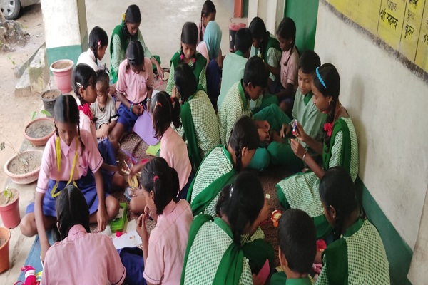 Seraikela : महादेवपुर उमवि के छात्र-छात्राओं ने रक्षाबंधन के लिए बनाई मनमोहक राखियां