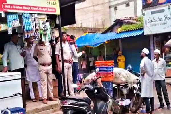 firing : रांची में दिनदहाड़े युवक की गोली मारकर हत्या, स्थानीय लोग और पुलिस में झड़प, थाना प्रभारी चोटिल