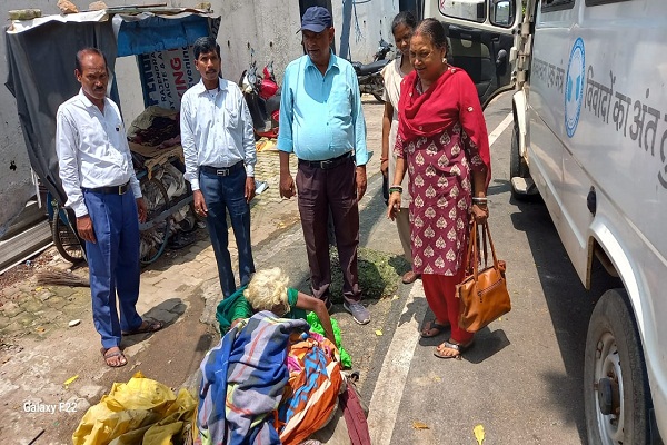 Jamshedpur : फुटपाथ पर जीवन यापन करने वाली वृद्धा का पीएलवी ने रेस्क्यू कर गंतव्य स्थान पहुंचाया