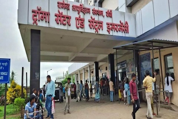 RIMS में चाय पीने के बाद जूनियर डॉक्टर ICU में, कैंटिन सील, तीन हिरासत में