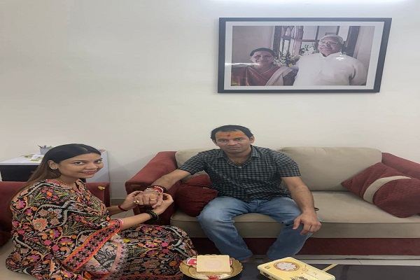 Rakshabandhan : पार्टी-परिवार से निकाले जाने के बाद तेज प्रताप यादव से बहनों ने भी मुंह मोड़ा, मौसेरी बहन ने बांधी राखी 