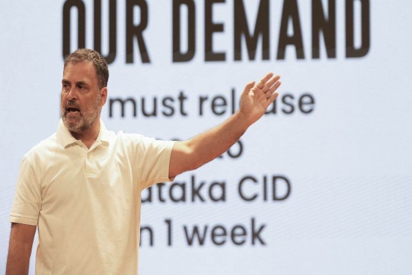 Rahul Gandhi का आरोप, “लोकतंत्र को बचाने वाले नहीं, चुराने वाले बचा रहे CEC”