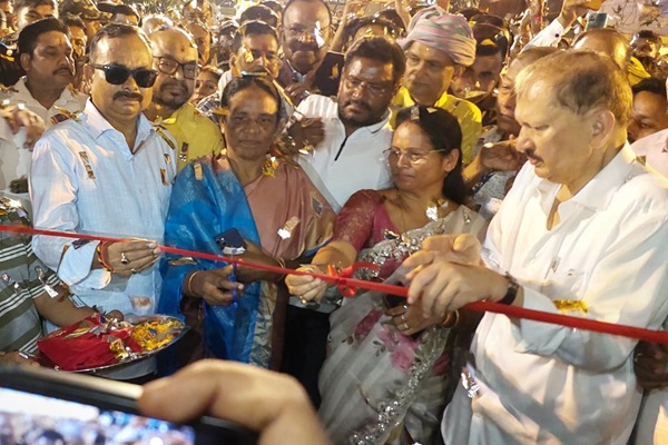 Adityapur : प्रवीण सेवा संस्थान का दुर्गा पूजा पंडाल हुआ उद्घाटित, नारी नेतृत्व और संघर्ष की प्रेरणा