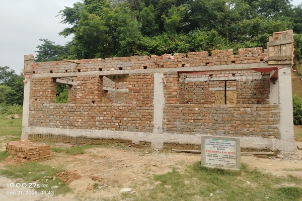 Baharagoda : आंगनबाड़ी केंद्र निर्माण पर विवाद, ग्रामीणों ने लगाया घटिया सामग्री उपयोग का आरोप