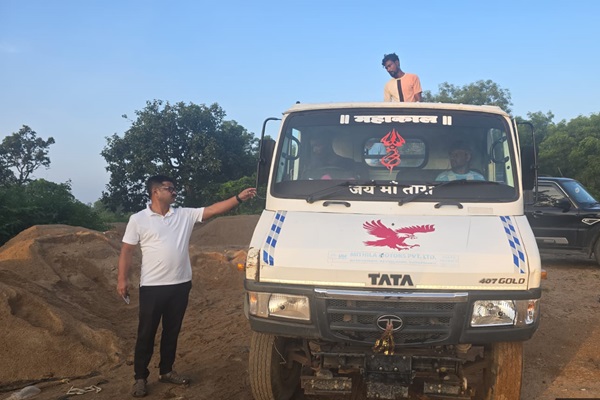 Jamshedpur : अवैध बालू खनन पर सघन छापेमारी, 4 वाहन जप्त, प्राथमिकी दर्ज