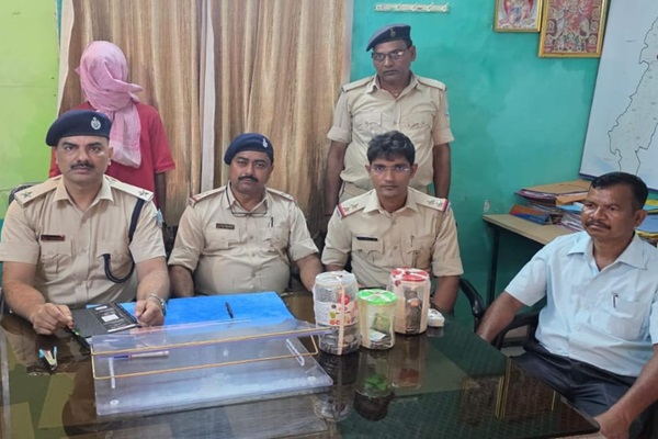Jamshedpur : आजाद नगर पुलिस ने चोरी के मामले में 19 वर्षीय अभियुक्त को किया गिरफ्तार