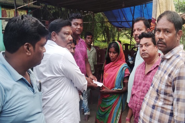 Ghatsila : युवा नेता सोमेश चंद्र सोरेन ने दिया सहयोग, प्रतिनिधियों ने पहुँचाया पीड़ित परिवारों तक मदद