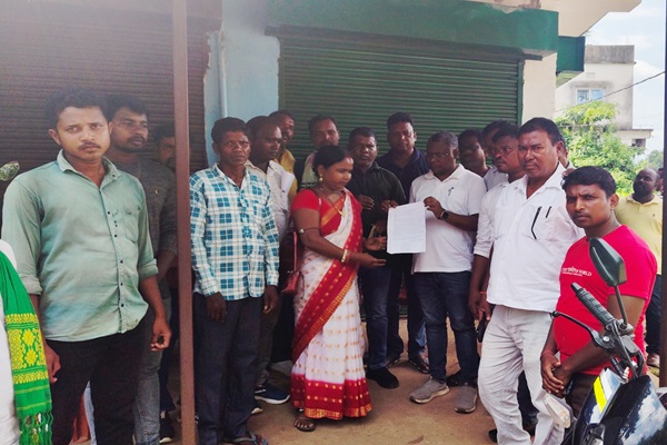 Musabani : देवली गांव के अंधेरे से जल्द मिलेगी राहत, सोमेश सोरेन ने की पहल