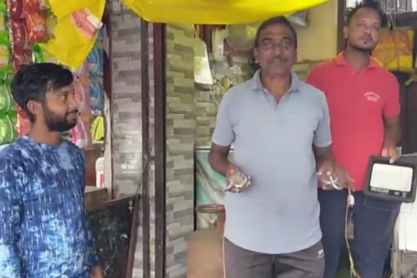 Jamshedpur : धातकीडीह में दो दुकानों से 18 हजार की चोरी, बढ़ती घटनाओं से आक्रोश