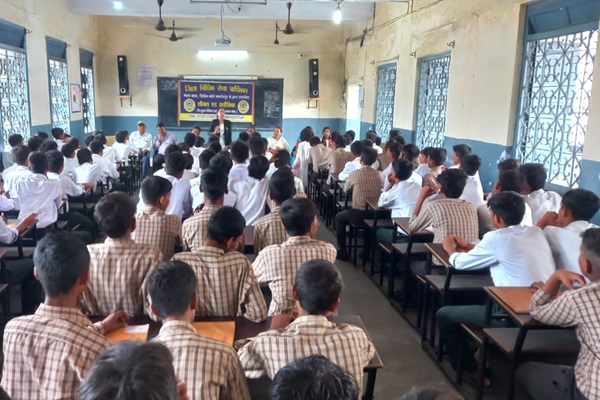 Jamshedpur : गुरुनानक स्कूल साकची में डालसा ने किया कानूनी जागरूकता शिविर का आयोजन