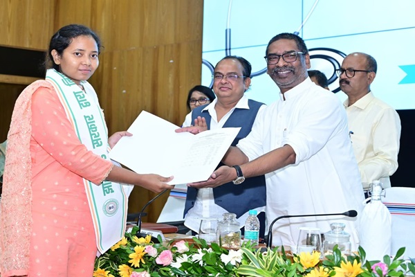 Ranchi : झारखंड में स्वास्थ्य क्षेत्र को मिले 200 नए डॉक्टर, मुख्यमंत्री ने नियुक्ति पत्र वितरित किए