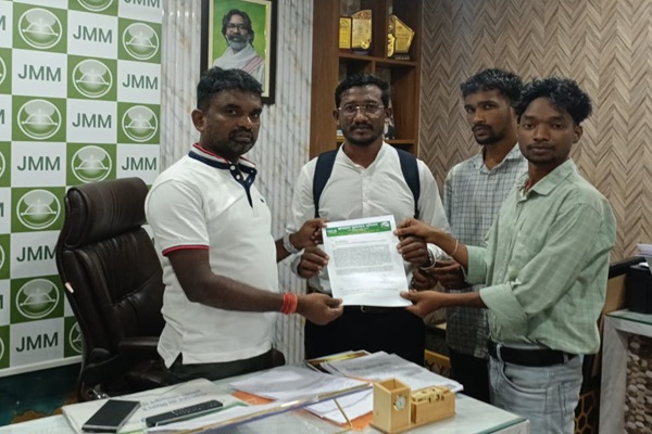 Potka : एकलव्य विद्यालय शिक्षक नियुक्ति में अनियमितता का आरोप, संगठन ने विधायक को सौंपा ज्ञापन