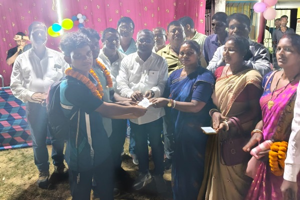 Ghatsila : दो दिवसीय फुटबॉल प्रतियोगिता सम्पन्न, सोमेश चंद्र सोरेन ने किया फाइनल मैच का शुभारंभ