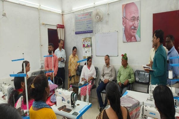 Jamshedpur: उपायुक्त ने महिलाओं के स्वरोजगार केंद्रों का किया दौरा, बेहतर प्रशिक्षण और मार्केट लिंकेज का दिया आश्वासन