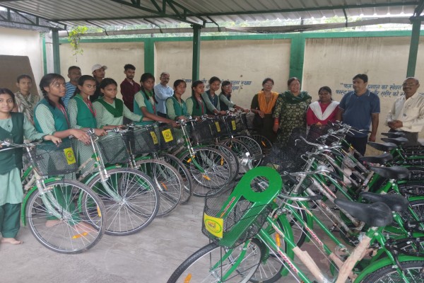 Jamshedpur: खराब साइकिल वितरण पर उपायुक्त का त्वरित संज्ञान, छात्राओं को मिली नई साइकिल