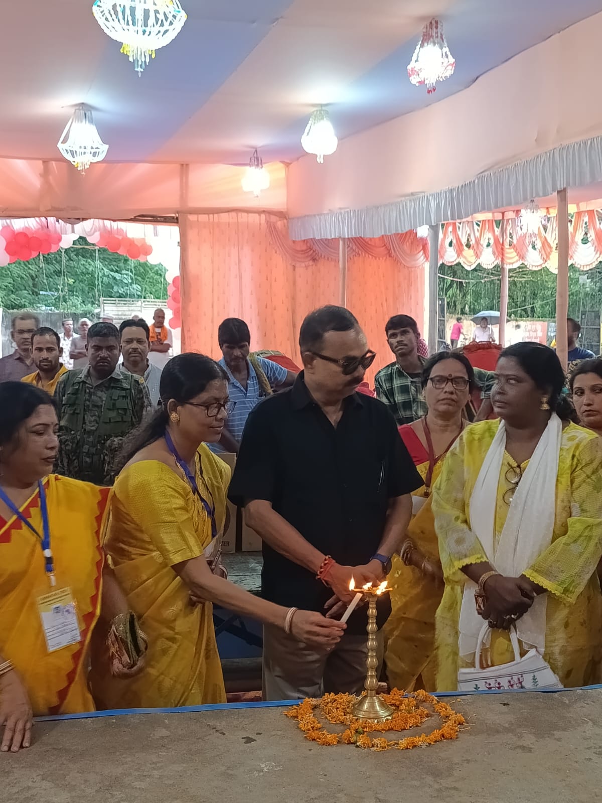 Shardiya Navratri 2025 : श्री श्री दुर्गा पूजा न्यास समिति पंडाल का विधायक मंगल कालिंदी ने किया उद्घाटन