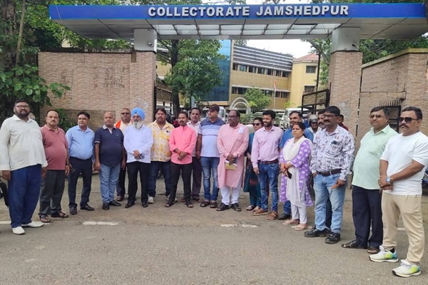 Jamshedpur : दुर्गा पूजा में जाम और ट्रैफिक चेकिंग से राहत की मांग, जदयू ने डीसी को सौंपा ज्ञापन