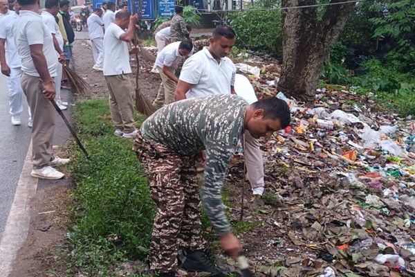 Jadugoda : सीआरपीएफ जवानों ने राखा कॉपर अटल चौक पर चलाया स्वच्छता अभियान