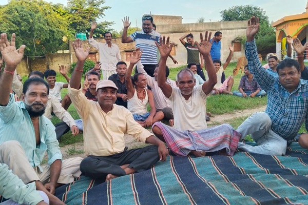 Jadugoda : जादूगोड़ा के वीर ग्राम में दुर्गौत्सव के बीच रास्ते की घेराबंदी से तनाव