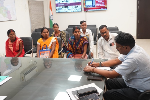 Jamshedpur : जन शिकायत निवारण दिवस में सुनी गई जनता की समस्याएं, डीसी कार्यालय में हुआ समाधान का भरोसा