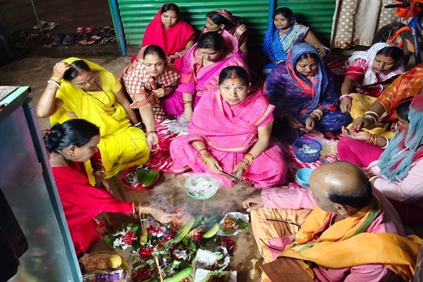 Gua : सुहागिन महिलाओं ने श्रद्धा और उल्लास से मनाया जितिया पर्व