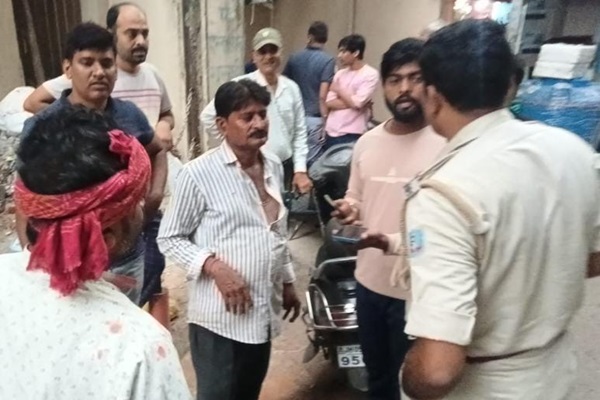 Jamshedpur : जुगसलाई में स्कूटी सवार दो लोगों पर हमला, एक गंभीर घायल