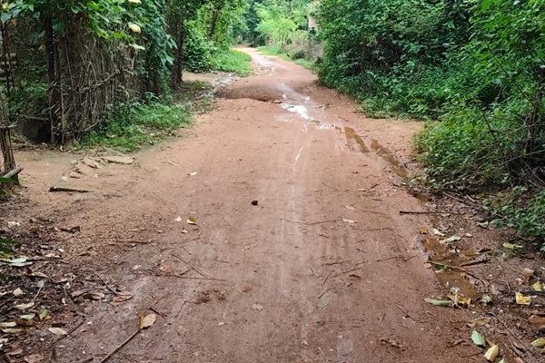 Baharagoda : खस्ताहाल सड़क से ग्रामीण बेहाल, प्रशासन से मरम्मत की गुहार