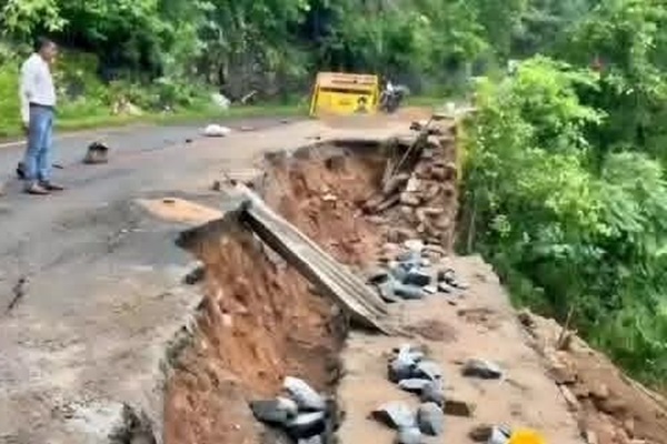 Latehar : लातेहार की घाटियों में भूस्खलन से दहशत, सड़क हुई ध्वस्त