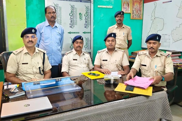 Jamshedpur : जमीन-फ्लैट घोटाले का पर्दाफाश, आरोपी नसीम शेख गिरफ्तार