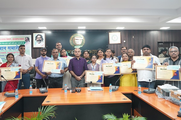 Jamshedpur : 10वीं और 12वीं के मेधावी छात्रों का मेधा सम्मान समारोह, उपायुक्त ने किया सम्मानित