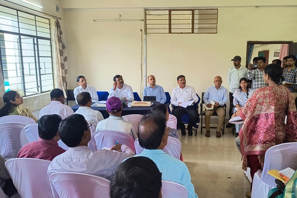 Jamshedpur : मुख्य निर्वाचन पदाधिकारी ने घाटशिला विधानसभा के सुदूरवर्ती मतदान केंद्रों का किया निरीक्षण